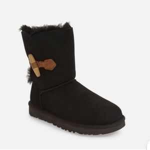 UGG Black KEELY Genuine Sheepskin Ankle Boots with Tan Accent Toggle size 9